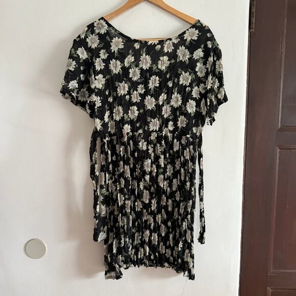 90s Vintage NEVER SAY CAN'T | Black Daisy Print Babydoll Pleated Dress | Medium - Picture 2 of 8